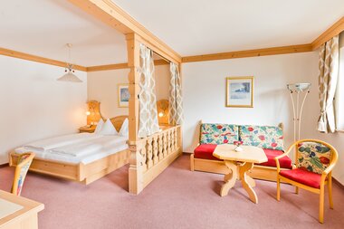 Zimmeransicht mit Schlaf- und Wohnbereich | © Orange Foto