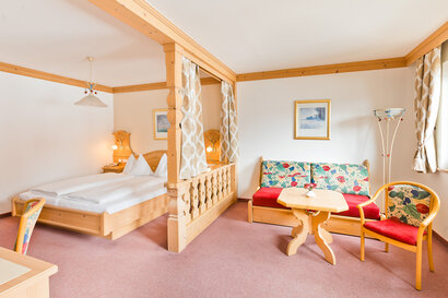 Zimmeransicht mit Schlaf- und Wohnbereich | © Orange Foto