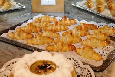 Frühstücksbüffet mit Croissants in der Moaralm | © Roland Holitzky